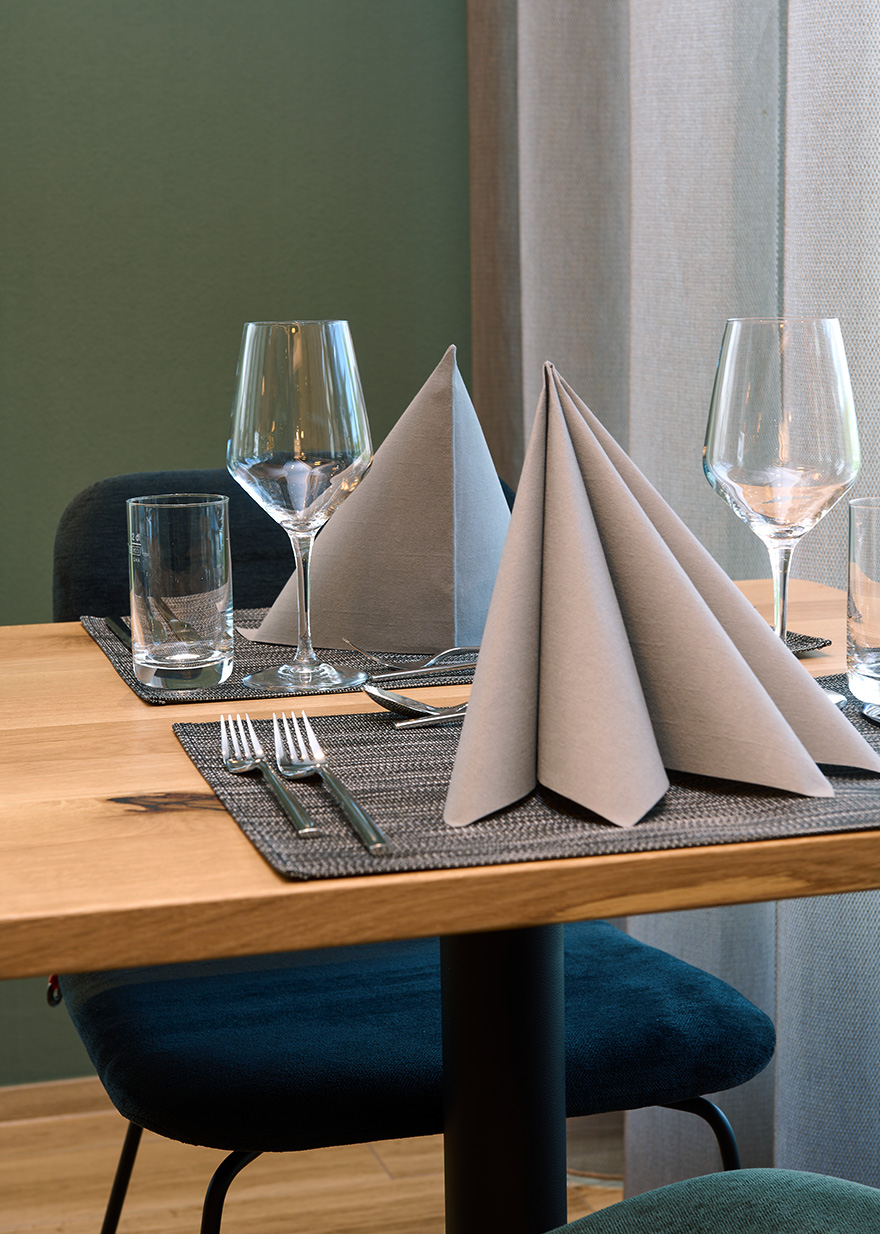 Stilvoll gedeckter Tisch, Restaurant Le Clou Neuenegg