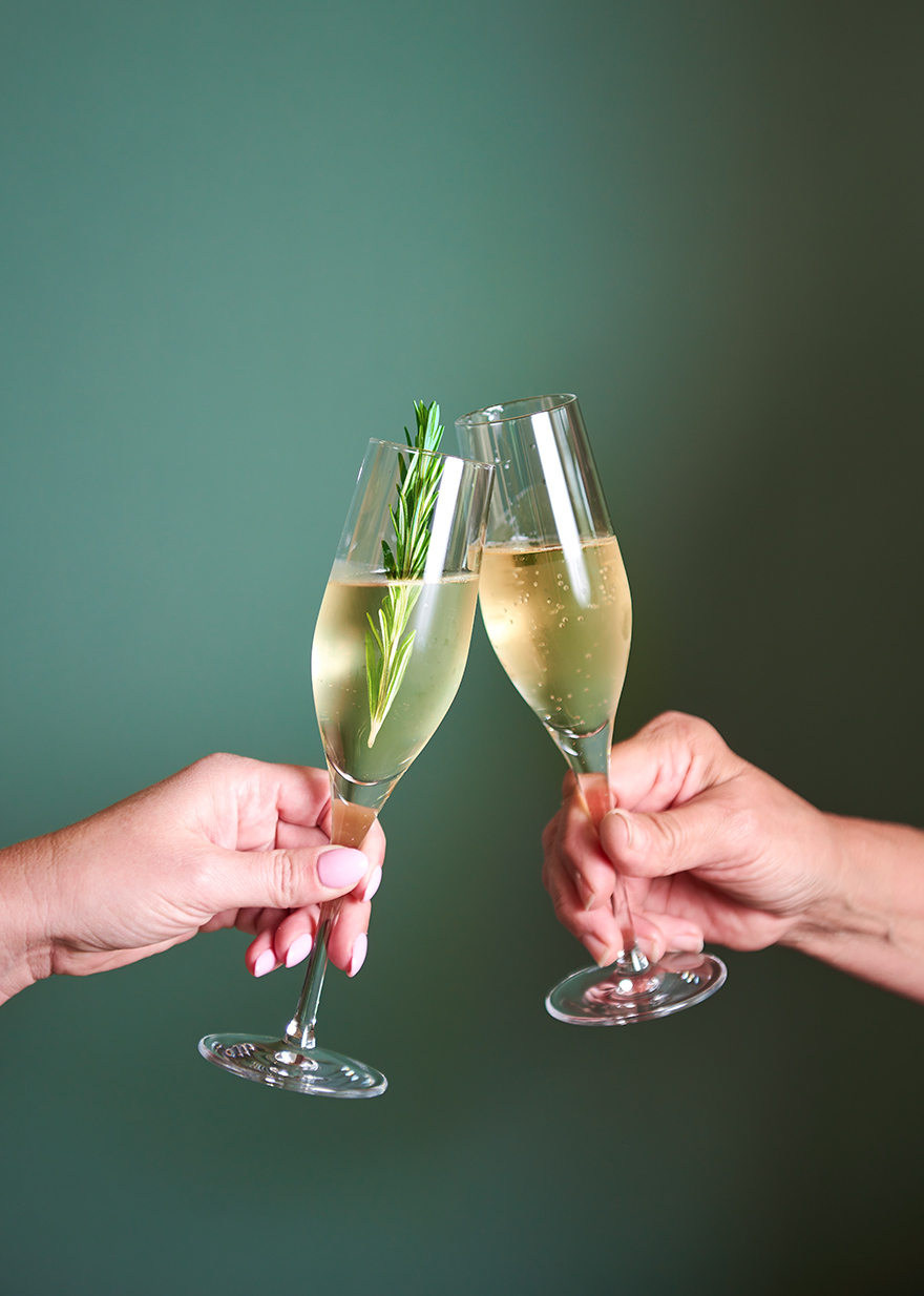 2 Proseccogläser stossen an, Restaurant Le Clou Neuenegg